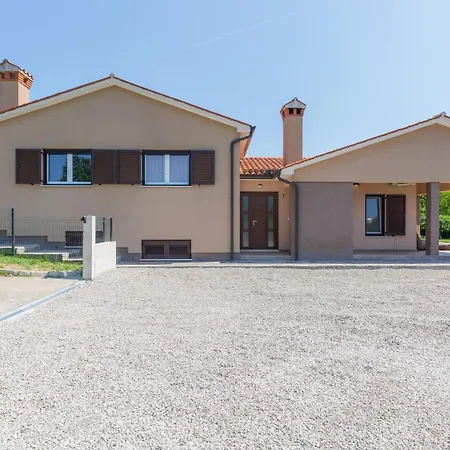 Ferienhaus Lovely In *